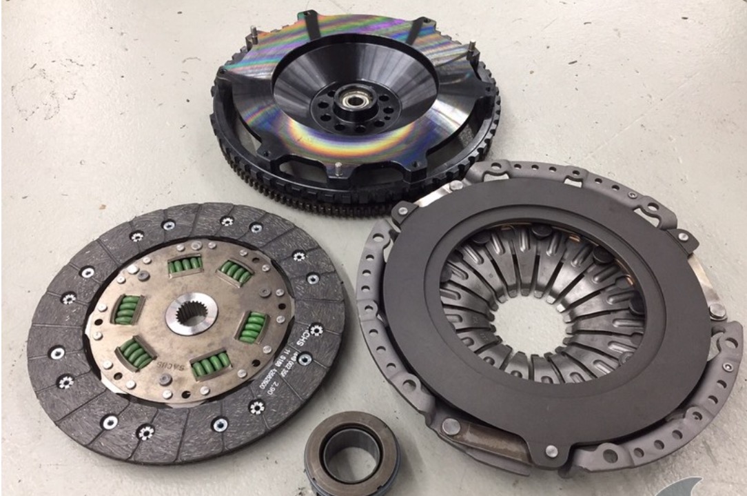 En savoir plus sur Volant moteur allégé sport et embrayage racing GT4